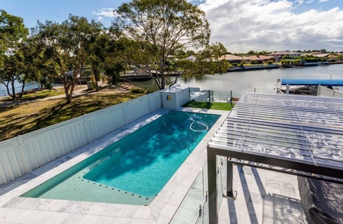 Bongaree House | STUNNING CANAL HOME, TOP NOTCH