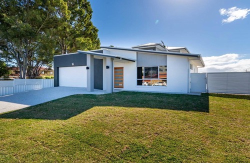 Bongaree House | STUNNING CANAL HOME, TOP NOTCH