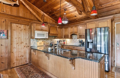 Huddleston House | Stunning Cedar 4 BR , 3 full bath hm with amazing views of the lake & mountains