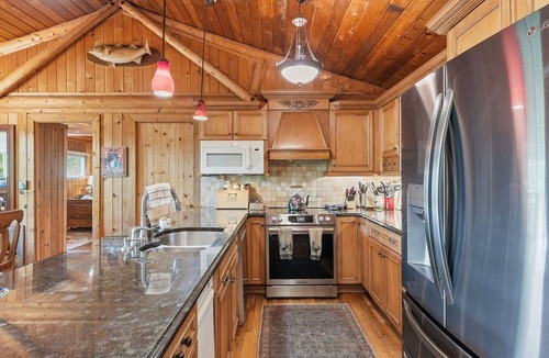 Huddleston House | Stunning Cedar 4 BR , 3 full bath hm with amazing views of the lake & mountains