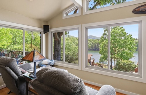Huddleston House | Stunning Cedar 4 BR , 3 full bath hm with amazing views of the lake & mountains