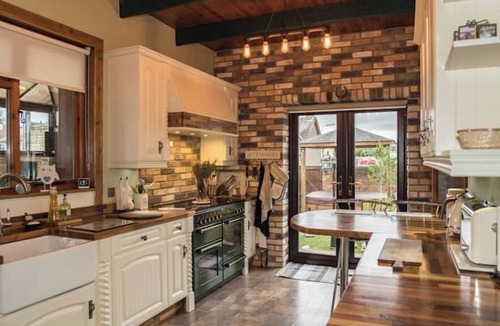 Leven Villa | Stunning Central Villa by Golf Course & Beach