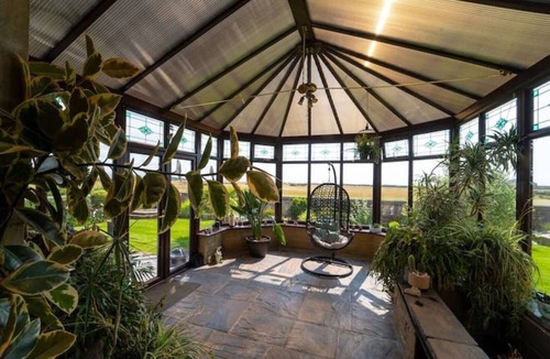 Leven Villa | Stunning Central Villa by Golf Course & Beach