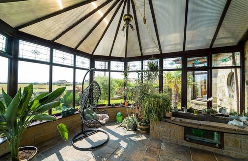 Leven Villa | Stunning Central Villa by Golf Course & Beach