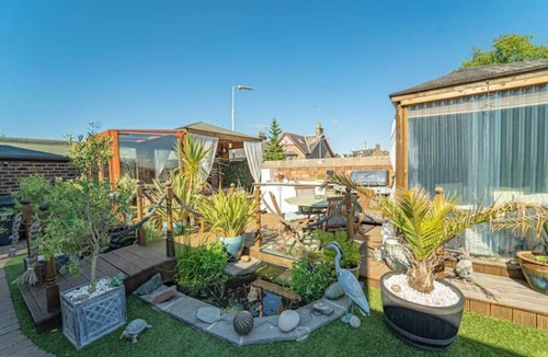 Leven Villa | Stunning Central Villa by Golf Course & Beach