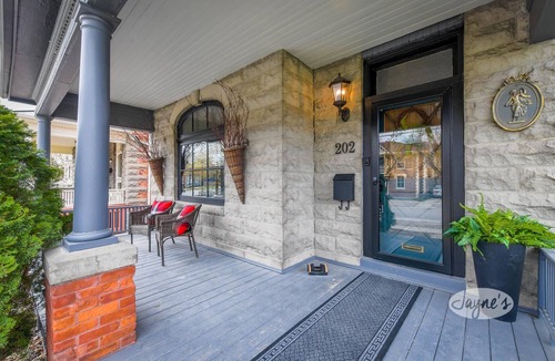 Collingwood House | Stunning century home downtown Collingwood! 4bdrm 3bath! Huge Rec Room!