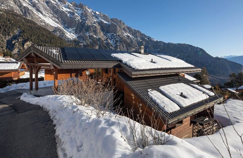 Chamoson House | Stunning private villa for 8 guests with WIFI, TV, terrace and pets allowed