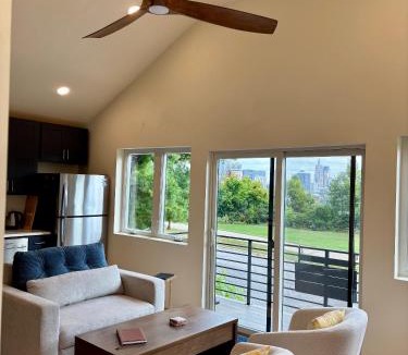 Riverview Apartment | Stunning city views guesthouse