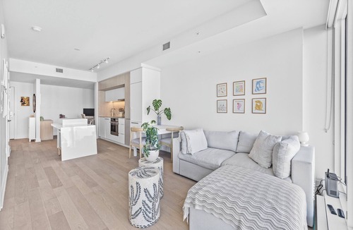 Downtown Montreal Apartment | Stunning city views luxurious condo in Montreal w/balcony & office space