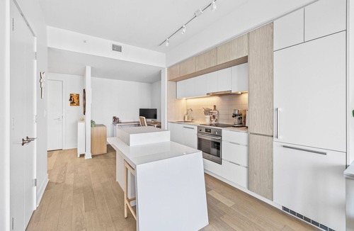 Downtown Montreal Apartment | Stunning city views luxurious condo in Montreal w/balcony & office space