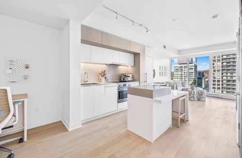 Downtown Montreal Apartment | Stunning city views luxurious condo in Montreal w/balcony & office space