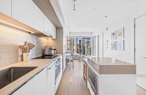 Downtown Montreal Apartment | Stunning city views luxurious condo in Montreal w/balcony & office space