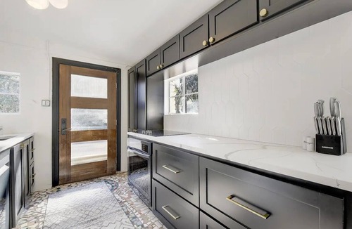 Buffalo Gap House | Stunning Contemporary Home with Hot Tub