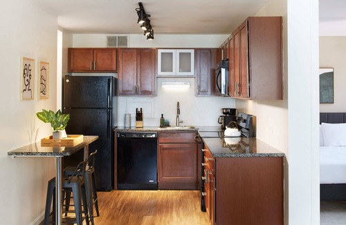 Streeterville Apartment | Stunning Corner 2BR in Streeterville | Roof Deck | Lake Views