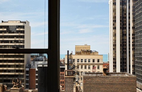 Streeterville Apartment | Stunning Corner 2BR in Streeterville | Roof Deck | Lake Views