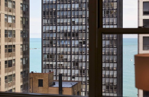 Streeterville Apartment | Stunning Corner 2BR in Streeterville | Roof Deck | Lake Views