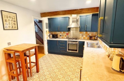 Kempsford House | Stunning Cotswolds Barn Conversion | Spacious for Groups & Families