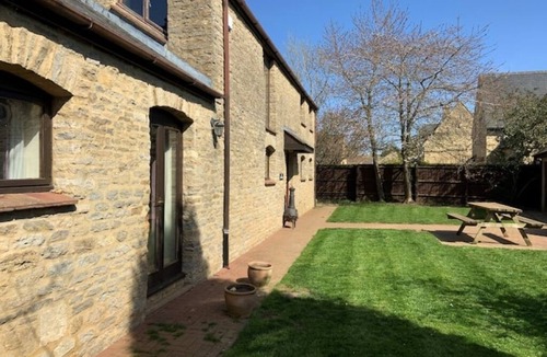 Kempsford House | Stunning Cotswolds Barn Conversion | Spacious for Groups & Families
