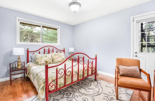 Norval Cottage | STUNNING COUNTRY COTTAGE w/ SAUNA & RIVER IN BURLINGTON