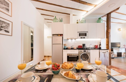 Golden Triangle of Art Apartment | Stunning Cozy and Sunny PRADO SANTA ANA 2BR/2BA, WIFI and LIFT