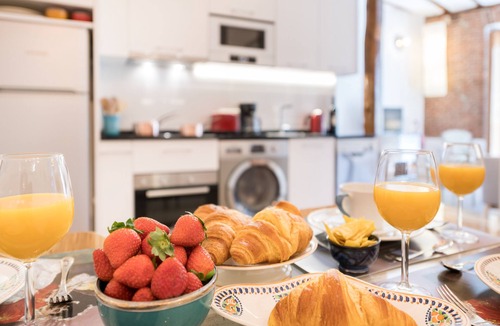 Golden Triangle of Art Apartment | Stunning Cozy and Sunny PRADO SANTA ANA 2BR/2BA, WIFI and LIFT