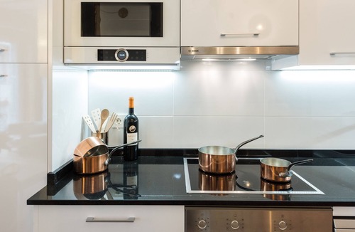 Golden Triangle of Art Apartment | Stunning Cozy and Sunny PRADO SANTA ANA 2BR/2BA, WIFI and LIFT