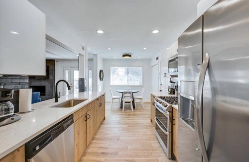 Northwest Dallas House | Stunning Dallas Home w Beautiful Yard, Big Groups