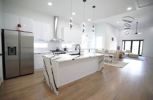 Old East Dallas Villa | Stunning Dallas Skyline Views! Luxury 3BR Villa w/Penthouse Loft & Rooftop