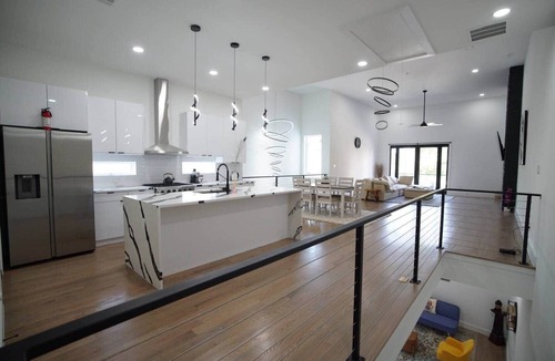 Old East Dallas Villa | Stunning Dallas Skyline Views! Luxury 3BR Villa w/Penthouse Loft & Rooftop