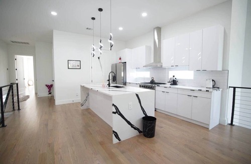 Old East Dallas Villa | Stunning Dallas Skyline Views! Luxury 3BR Villa w/Penthouse Loft & Rooftop
