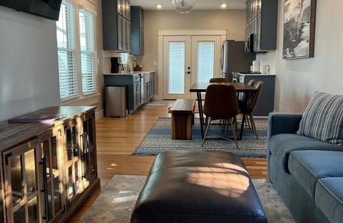 Southtown House | Stunning Downtown Lavaca home - Convention Center, Riverwalk & more - w/HotTub