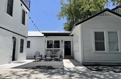 Southtown House | Stunning Downtown Lavaca home - Convention Center, Riverwalk & more - w/HotTub