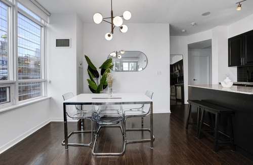 Toronto Entertainment District Condo | Stunning Downtown Toronto 2 Bedroom & 2 Washroom CN Tower/Lake Views