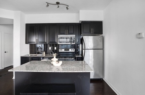Toronto Entertainment District Condo | Stunning Downtown Toronto 2 Bedroom & 2 Washroom CN Tower/Lake Views