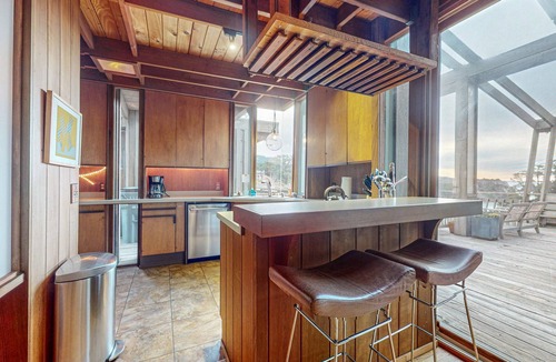 Elk House | Stunning Elk House Oceanfront, Deck & Views