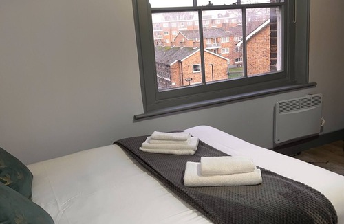 Evelyn Hotel | Stunning Ensuite Studio at Wolf’s House