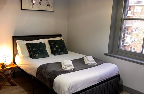 Evelyn Hotel | Stunning Ensuite Studio at Wolf’s House