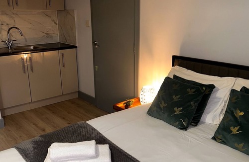 Evelyn Hotel | Stunning Ensuite Studio at Wolf’s House