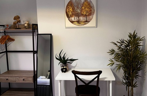 Evelyn Hotel | Stunning Ensuite Studio at Wolf’s House