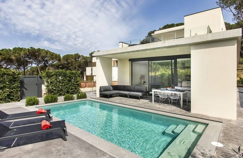 Sant Feliu de Guixols House | Stunning private villa for 6 guests with A/C, private pool, WIFI, TV, terrace and panoramic view