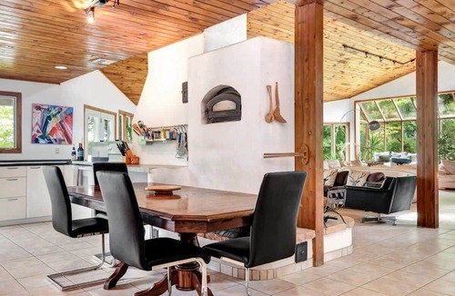 Lyndhurst House | Stunning European waterfront escape with hot tub