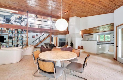 Lyndhurst House | Stunning European waterfront escape with hot tub