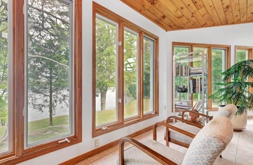 Lyndhurst House | Stunning European waterfront escape with hot tub