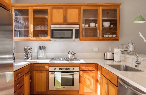 Fillmore District House | STUNNING EXECUTIVE 3 BEDROOM HOME WITH ATTACHED GARAGE