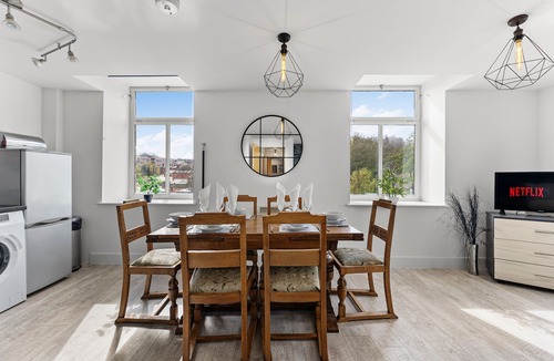 Healey Lane Apartment | Stunning Executive Apartment - Free Secure Parking