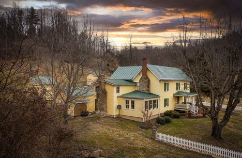 Haywood House | Stunning Family/Friends Retreat,110 Private Acres, Renovated Historic Home