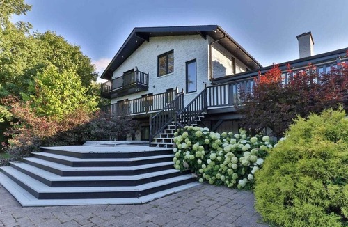 Pickering House | Stunning Farmhouse In Pickering!