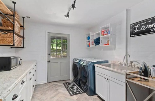 Lynn House | Stunning Farmhouse Log Cabin RIVER!