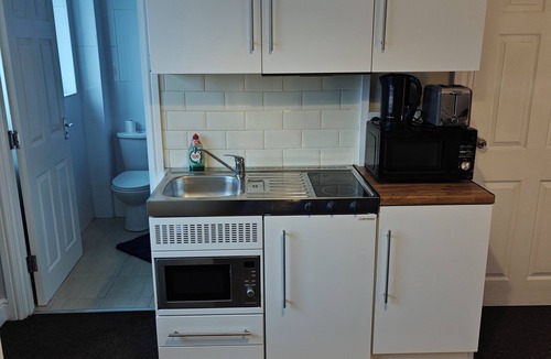 London Borough of Hounslow Apartment | Stunning first floor studio flat near Heathrow