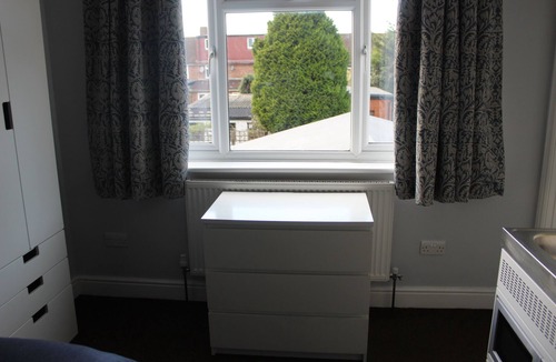 London Borough of Hounslow Apartment | Stunning first floor studio flat near Heathrow